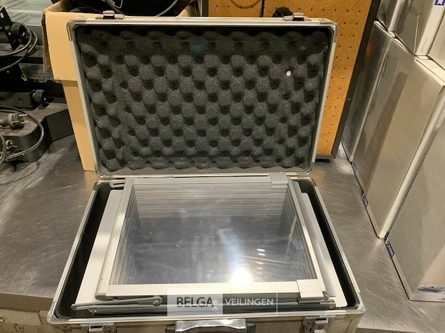 Opvouwbare brochurestandaard met aluminium draagtas. - afbeelding 3 van  4