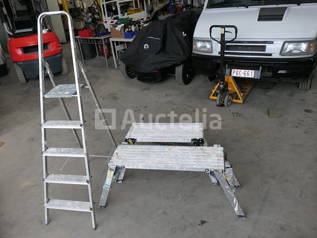 Opvouwbare ladder en kleine dienbladen op poten - afbeelding 1 van  7