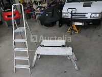 Opvouwbare ladder en kleine dienbladen op poten - afbeelding 1 van  7