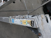 Opvouwbare ladder en kleine dienbladen op poten - afbeelding 3 van  7