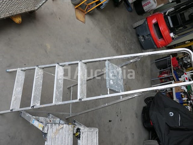 Opvouwbare ladder en kleine dienbladen op poten - afbeelding 4 van  7