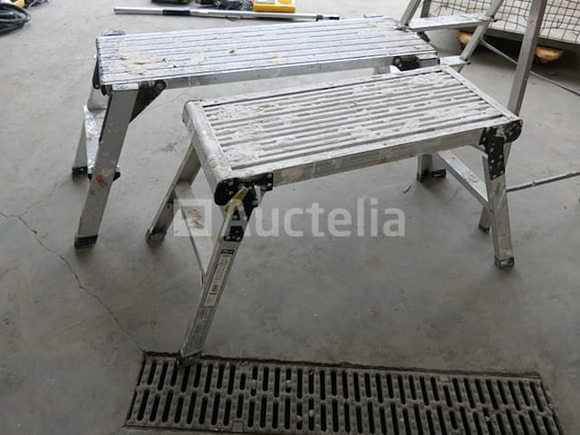 Opvouwbare ladder en kleine dienbladen op poten - afbeelding 6 van  7