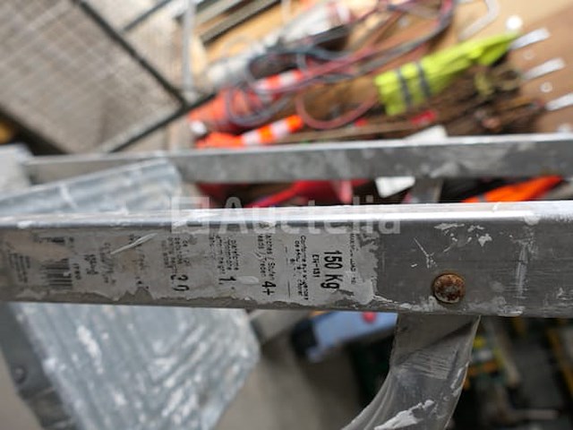 Opvouwbare ladder en kleine dienbladen op poten - afbeelding 7 van  7