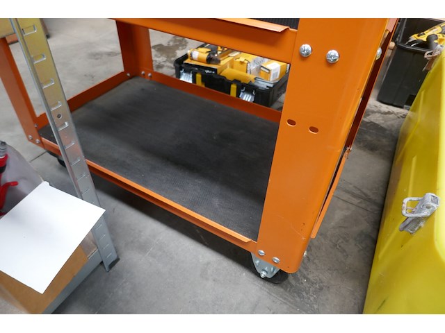 Oranje gereedschapswagen beta + bankschroef - afbeelding 4 van  4