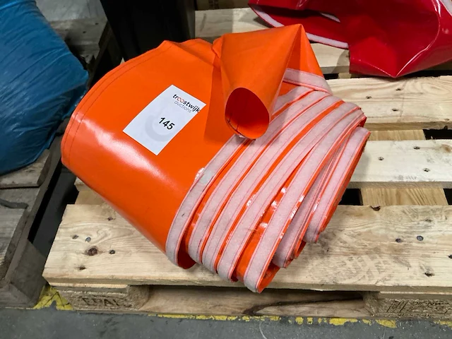 Oranje pvc-beschermhoes voor palen of stangen van speeltoestellen - afbeelding 1 van  2