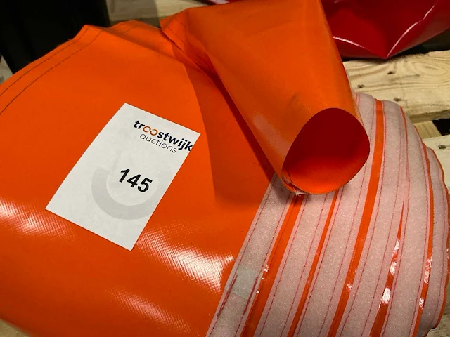 Oranje pvc-beschermhoes voor palen of stangen van speeltoestellen - afbeelding 2 van  2