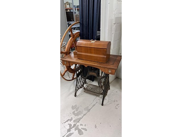 Original naaimachine met tafel - afbeelding 1 van  2