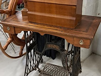 Original naaimachine met tafel - afbeelding 1 van  2