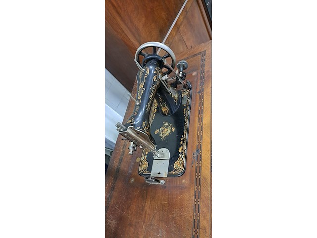 Original naaimachine met tafel - afbeelding 2 van  2