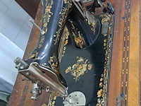 Original naaimachine met tafel - afbeelding 2 van  2