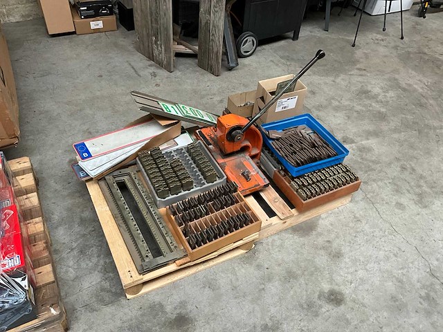 Originele nummerplaat drukpers + alle letters en cijfers - afbeelding 1 van  8