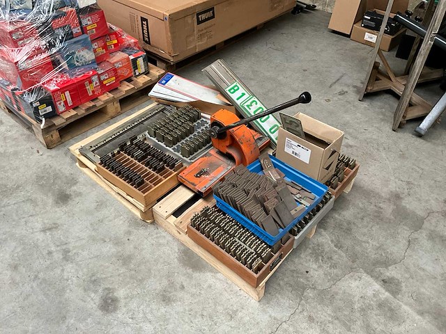 Originele nummerplaat drukpers + alle letters en cijfers - afbeelding 2 van  8