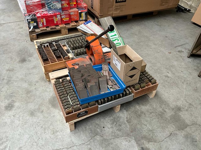 Originele nummerplaat drukpers + alle letters en cijfers - afbeelding 3 van  8