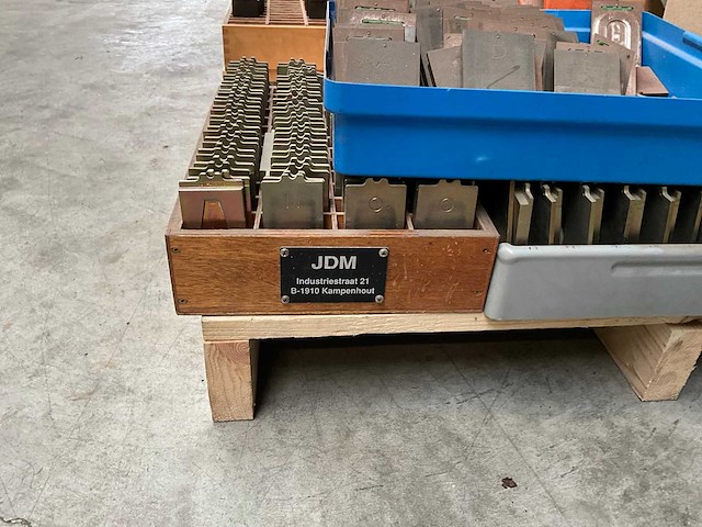 Originele nummerplaat drukpers + alle letters en cijfers - afbeelding 4 van  8