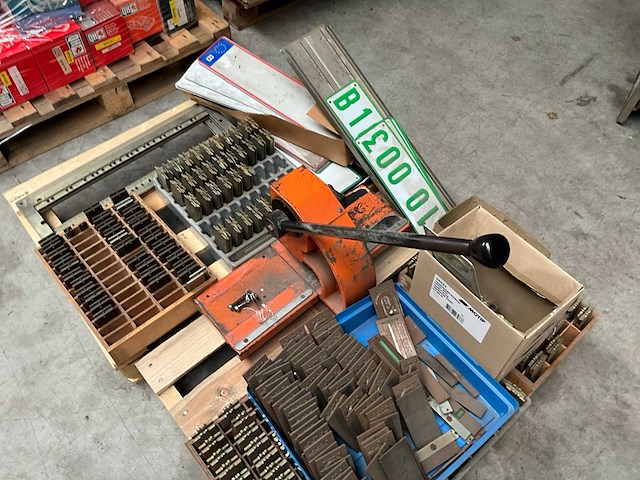 Originele nummerplaat drukpers + alle letters en cijfers - afbeelding 5 van  8
