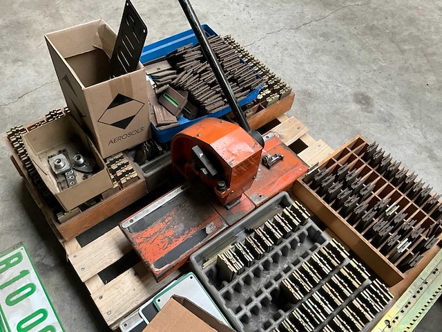 Originele nummerplaat drukpers + alle letters en cijfers - afbeelding 6 van  8