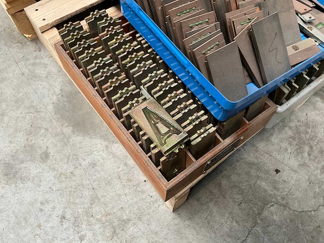 Originele nummerplaat drukpers + alle letters en cijfers - afbeelding 7 van  8