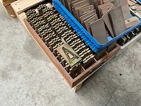 Originele nummerplaat drukpers + alle letters en cijfers - afbeelding 7 van  8