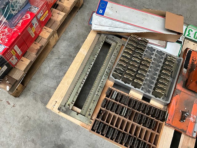 Originele nummerplaat drukpers + alle letters en cijfers - afbeelding 8 van  8