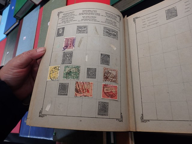 Oud album world 1921 met zegels - afbeelding 2 van  4