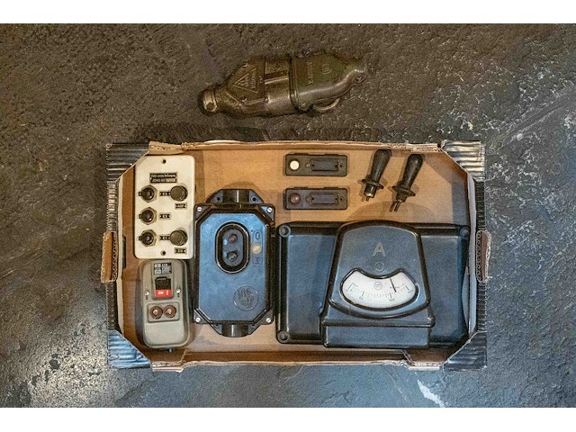 Oud elektrisch materiaal - afbeelding 1 van  2