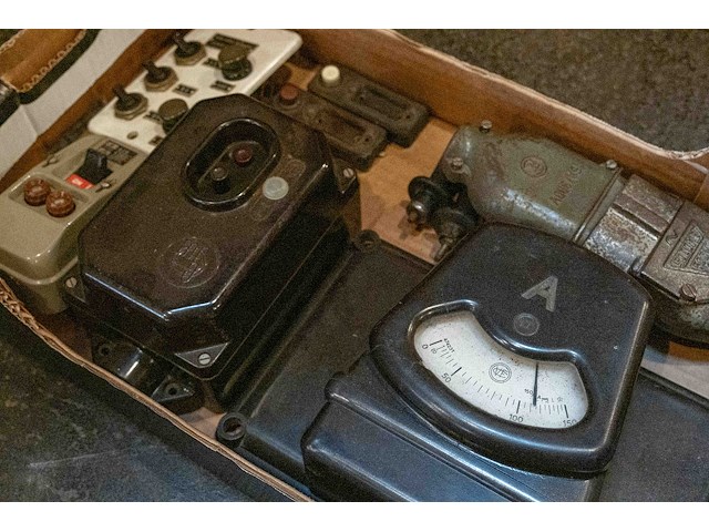 Oud elektrisch materiaal - afbeelding 2 van  2