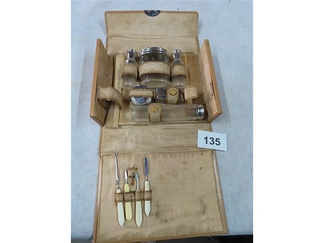 Oud koffertje met flesjes en diversen - afbeelding 1 van  5