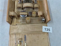 Oud koffertje met flesjes en diversen - afbeelding 1 van  5