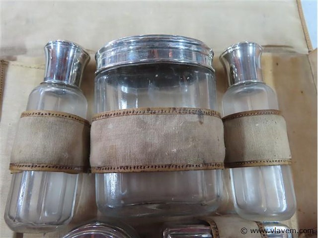 Oud koffertje met flesjes en diversen - afbeelding 2 van  5