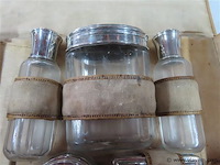 Oud koffertje met flesjes en diversen - afbeelding 2 van  5