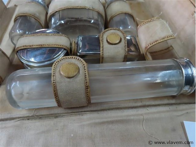 Oud koffertje met flesjes en diversen - afbeelding 3 van  5