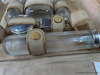 Oud koffertje met flesjes en diversen - afbeelding 3 van  5