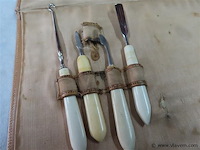 Oud koffertje met flesjes en diversen - afbeelding 4 van  5