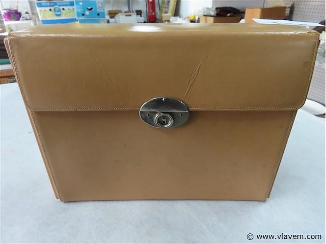 Oud koffertje met flesjes en diversen - afbeelding 5 van  5