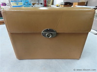 Oud koffertje met flesjes en diversen - afbeelding 5 van  5