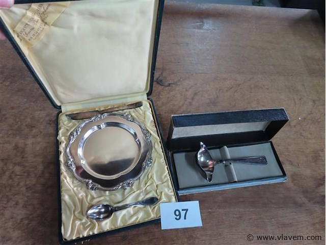 Oud tafelgerei - afbeelding 1 van  3