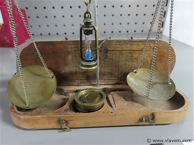 Oud weegschaaltje - afbeelding 2 van  3