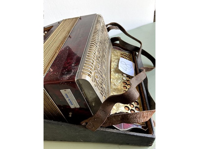 Oude accordeon - afbeelding 1 van  3