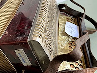 Oude accordeon - afbeelding 1 van  3