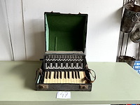 Oude accordion - afbeelding 1 van  2
