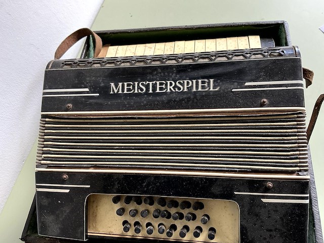 Oude accordion - afbeelding 2 van  2