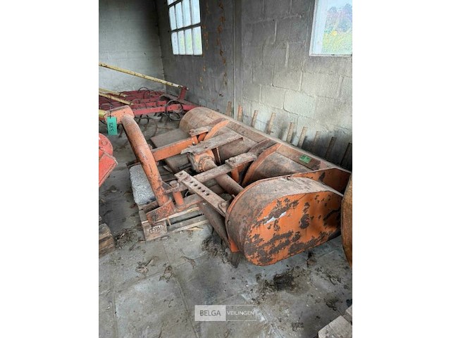 Oude bakfrees (in loods) - afbeelding 1 van  2