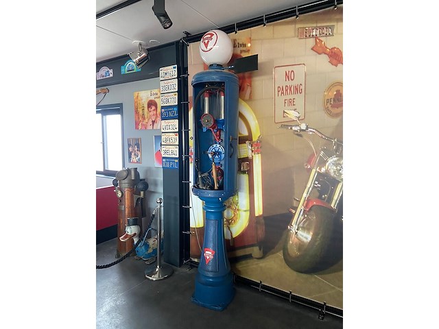 Oude benzinepomp - afbeelding 1 van  1