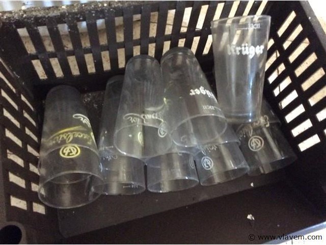 Oude bierglazen (zonder mand) - afbeelding 1 van  1