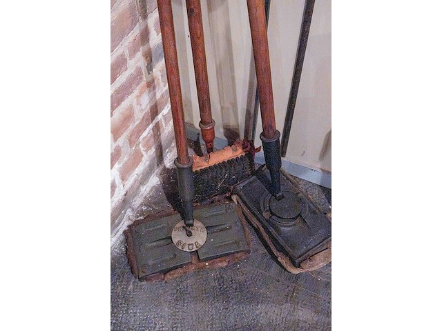 Oude boenborstels - afbeelding 1 van  1