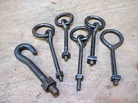 Oude bouten met ring - afbeelding 1 van  1