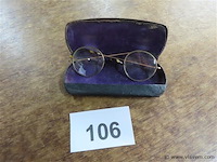 Oude bril in metalen houder - afbeelding 1 van  3