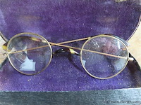 Oude bril in metalen houder - afbeelding 2 van  3