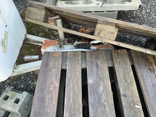 Oude caravan - afbeelding 2 van  9