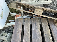 Oude caravan - afbeelding 2 van  9